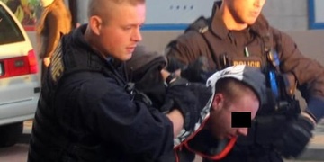 Recidivista při osobní prohlídce napadl a zranil policistu