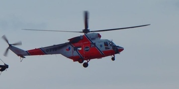 Řidička se s autem převrátila, řidič srazil cyklistu