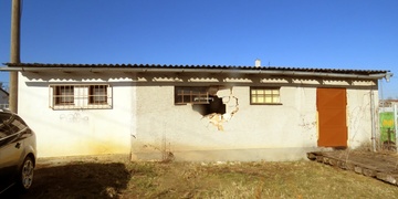 Řidič prorazil zeď a ujel