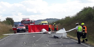 Střet auta s letadlem skončil smrtí pilota