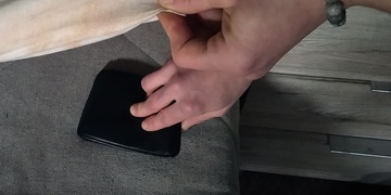 Žena okradla spícího muže