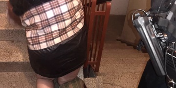 Opil se a donaha svlékl na schodech