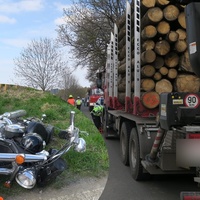 Motorkář zemřel pod koly nákladního vozu