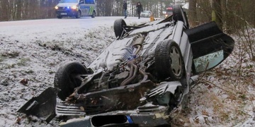 Vrtulník letěl na pomoc jedné ženě, druhá bourala do vozu muže, poskytujícího pomoc