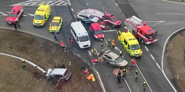 Vážná dopravní nehoda na sjezdu z dálnice, hlášeno je sedm zraněných