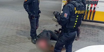 Opilcův "blbej den" - budili ho na záchodě a ještě s ním "vytřeli podlahu"