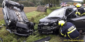 Obě auta skončila mimo silnici, jedno navíc na střeše