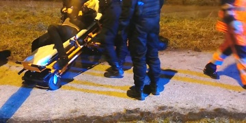 Pokusila se prosekat dveřmi na policii a pak skončila na psychiatrii