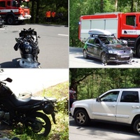 Motorkář předjížděl kolonu a střetl se dvěma auty