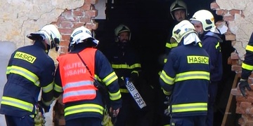 Žena projela zdí stodoly a kamion pak ještě zboural plot