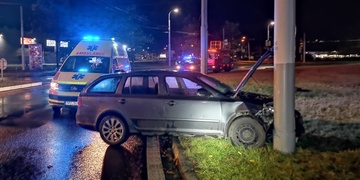 Řidička zřejmě přehlédla kruhový objezd u Makra