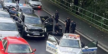 Muž v prodejně vyhrožoval pistolí a ručním granátem