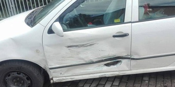 Opilec nezvládl řízení a naboural do dvou zaparkovaných vozů