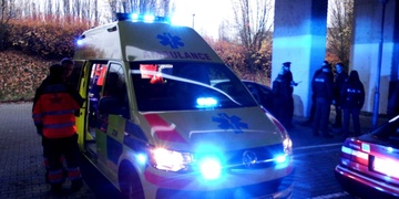 Muž spadl z mostu Milénia, cizinku u Pomníku srazilo auto