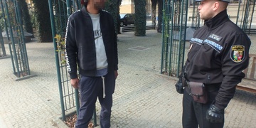 Jeden se vyhýbal trestu, druhý potřeboval pomoc