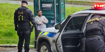 V parkovacím domě Plazy se před lidmi uspokojoval narkoman