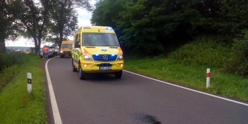 Řidič srazil motocyklistu a ujel