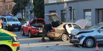 Střet tří aut si vyžádal pět zraněných včetně tří dětí