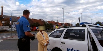 Zmatená žena se procházela po Plzni v pyžamu