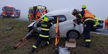 Čelní střet dvou vozů uzavřel silnici č. 20