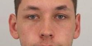 Policisté pátrají po tomto podvodníkovi