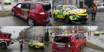 Střet vozu záchranářů s dalším vozidlem