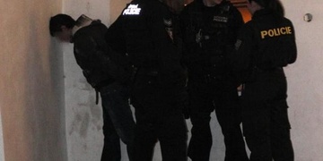 Před strážníky hodil po sokovi košem