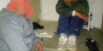 Rozbitá zastávka, opilci, napadený hluchoněmý a další