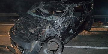 Dodávka téměř spadla z mostu, devět cestujících se zranilo