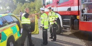 Po střetu se jeden z vozů převrátil