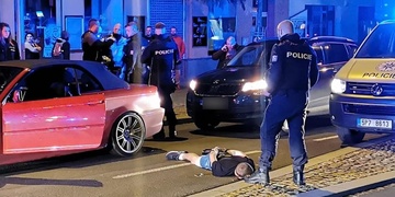 Policejní zátarasy, namířené zbraně a zatýkání na Americké - pokračování