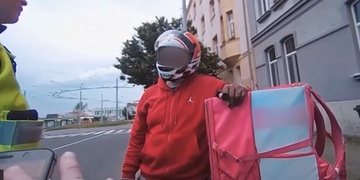 Rozvozce jídla si prý neuvědomil, kolik má na tachometru