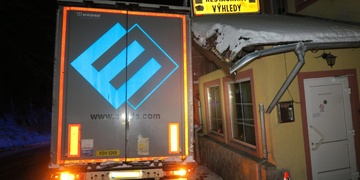 Kamion najel do hotelu