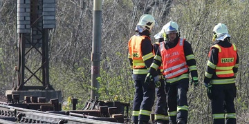 Srazil ho vlak, zvedl se, oprášil a v klidu odešel