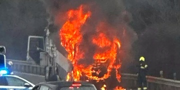 Požár autobusu uzavřel dálnici D5