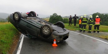 Mladá řidička skončila na střeše