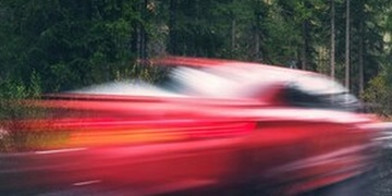 Řidič srazil dítě a ujel z místa