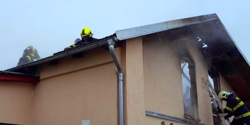 Garáž a dílnu požár zcela zničil