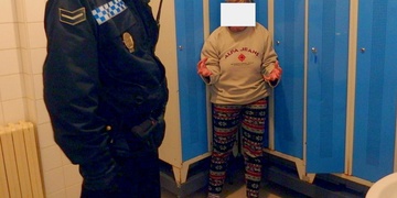 Babča řádila na úřadě na náměstí Republiky a muž se pokusil zmrznout na Slovanech