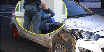 Opilý stařík se řítil na Plzeň a cestou demoloval auto i okolí