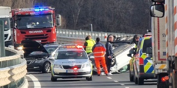Policie pátrá po řidiči, který ujel z místa nehody