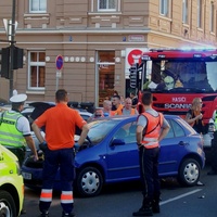 Jedno z vozidel skončilo po střetu až na chodníku