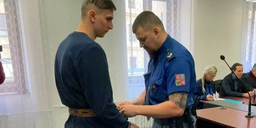 "Nešťastný incident mezi dvěma puberťáky a Rimmer z Červeného trpaslíka," tak přirovnal znásilnění a pokus o vraždu obhájce