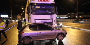 Kamion před sebou hrnul vůz jako radlici