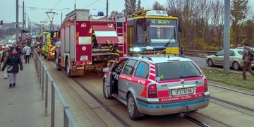 Dva chodce srazilo auto, jednoho tramvaj
