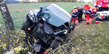 Senior nezvládl řízení, vyletěl s vozem z vozovky a narazil do stromu