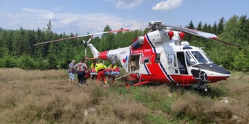 Jezdkyně i cyklista při pádu utrpěli zranění hlavy