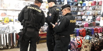 Protidrogová razie se prohnala tržnicí