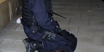 NOČNÍ PLZEŇ: Opilá Španělka napadla policistu a zlomila mu ruku - začala tak rvačku desítek osob