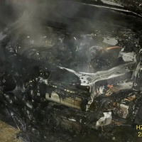 Auto shořelo na zahradě domu